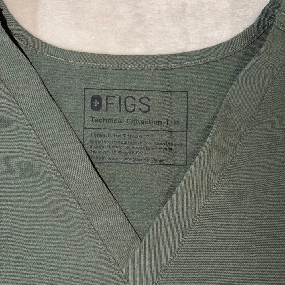 FIGS Catarina One Pocket Scrub Top Olive Green V-Neck 1000211 Womens Medium